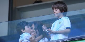 La rosarina llegó acompañada por sus suegros y otros parientes de la \