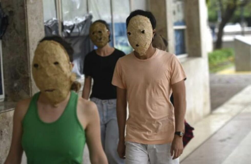 Para evitar que los identifiquen e imputen, dejan el Pabellón Argentina cubiertos con máscaras