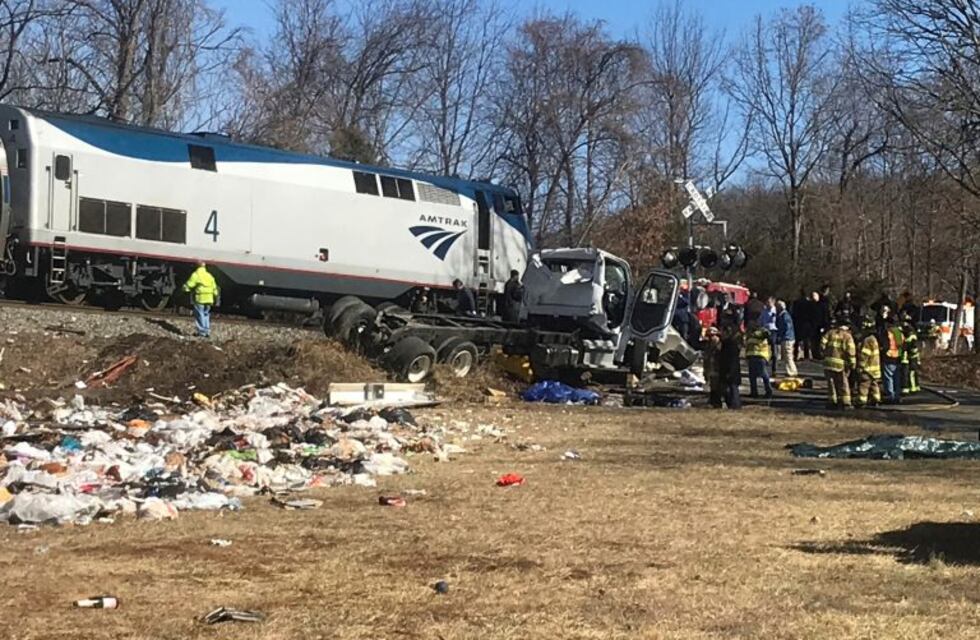 Un tren con legisladores de EEUU chocó con un camión: hay al menos un muerto