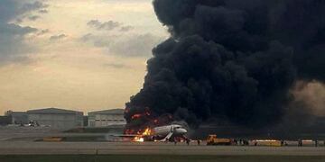 Incendio en un avión que aterrizó en Rusia\u002E