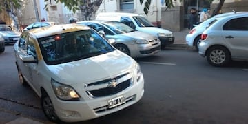 Taxista llegando a su parada en el centro de Posadas\u002E (MisionesOnline)