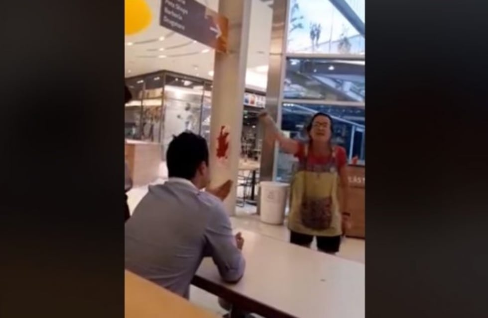 En medio de la crisis en Funes lo encontraron al intendente paseando en un shopping y lo escracharon