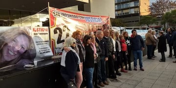 Los familiares se manifestaron y luego ingresaron al Centro de Justicia Penal\u002E (@delfradecarlos)