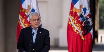 AME8395\u002E SANTIAGO (CHILE), 31/10/2019\u002E- Fotografía cedida este jueves por la Presidencia de Chile que muestra al mandatario de ese país, Sebastián Piñera, mientras habla en una rueda de prensa en Santiago (Chile)\u002E Piñera anunció este jueves que el presidente del Gobierno de España, Pedro Sánchez, le ofreció organizar en Madrid la cumbre del clima COP25, prevista par diciembre, tras la renuncia de Chile a acoger el evento por las protestas sociales\u002E El anuncio fue realizado en la sede del Gobierno de Chile, el Palacio de La Moneda\u002E EFE/ Presidencia De Chile /SOLO USO EDITORIAL /NO VENTAS
