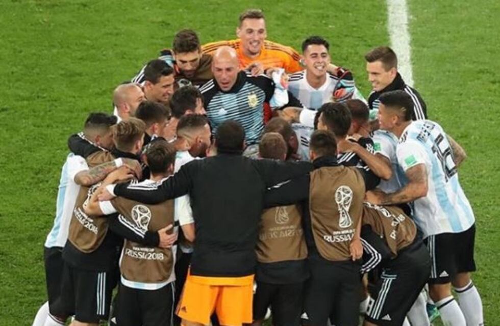 Unidos somos más: el festejo de los jugadores argentinos tras el pase a octavos
