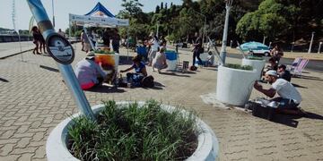Mates gigantes en la costanera de Paraná