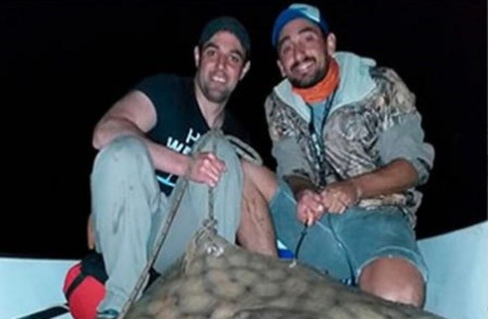 Hallazgo gigante: un grupo de amigos pescó una raya de 130 kilos a la altura de Fighiera