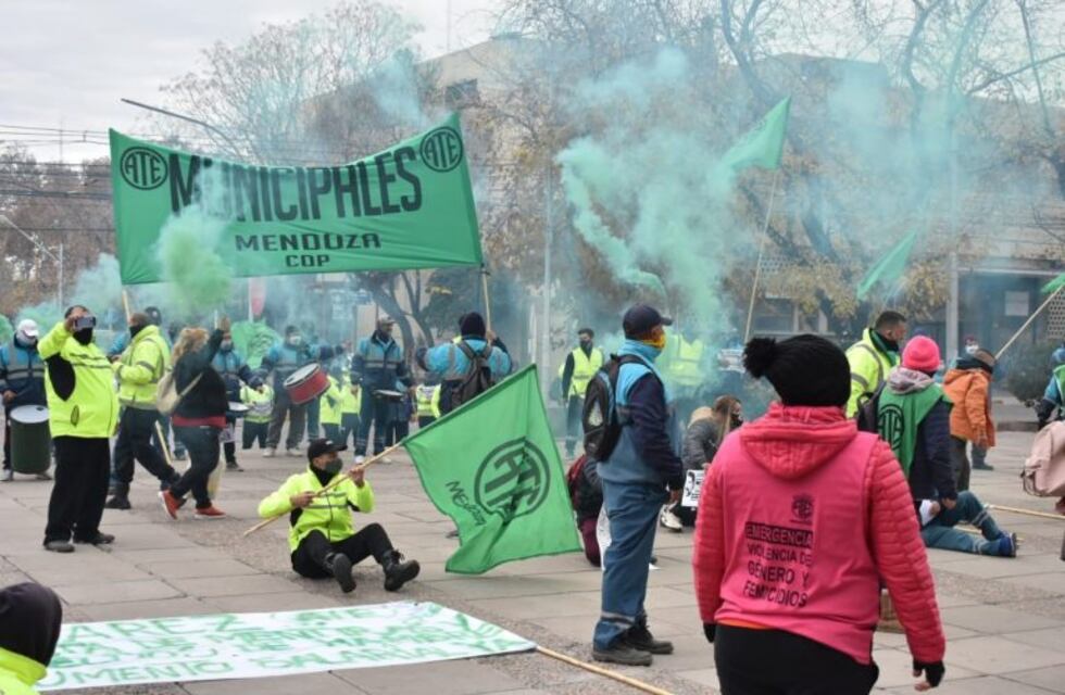 Municipales de la Ciudad de Mendoza se manifiestan para pedir la apertura de paritarias