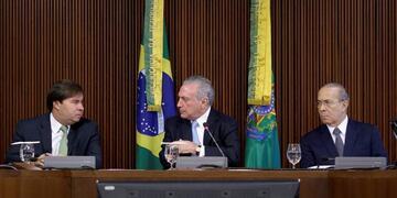 President of the Chamber of Deputies Rodrigo Maia (L) speaks with Brazil's president Michel Temer near Brazil's Chief of Staff Minister Eliseu Padilha (R) during a meeting of the Pension Reform Commission at the Planalto Palace in Brasilia, Brazil, April 11, 2017. REUTERS/Ueslei Marcelino