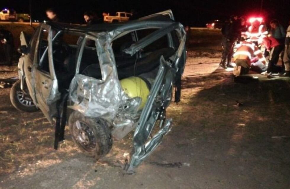 Terrible choque contra un poste de luz y vuelco