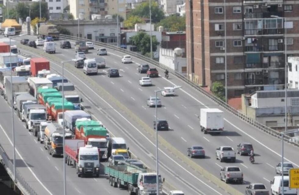Chocó en la autopista 25 de Mayo y deberá pagar casi 50.000 pesos por los daños