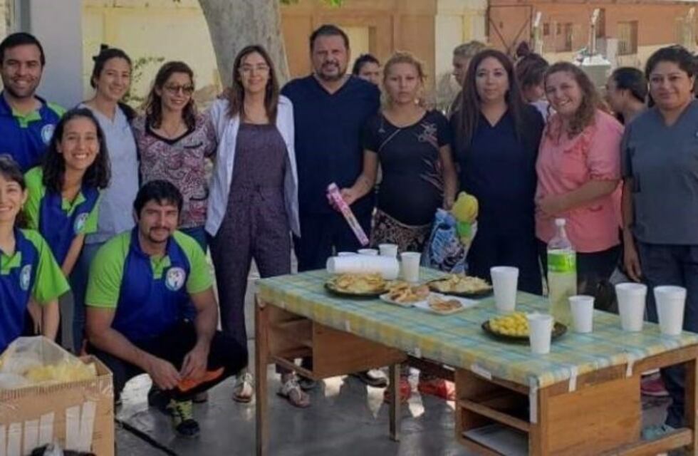 Un ex futbolista sanjuanino festejó la Navidad con los niños de la cárcel