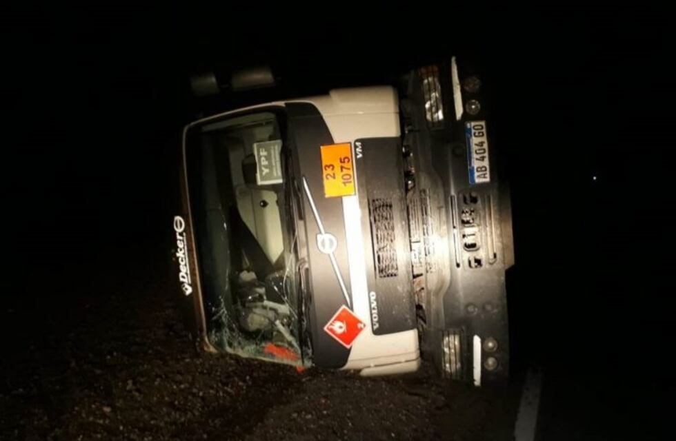 Un camionero ebrio volcó cuando iba hacia el destacamento de Los Molles