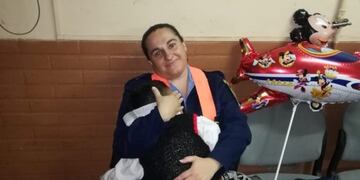 En Jesús María, una policía rescató a un niño mientras sus padres peleaban