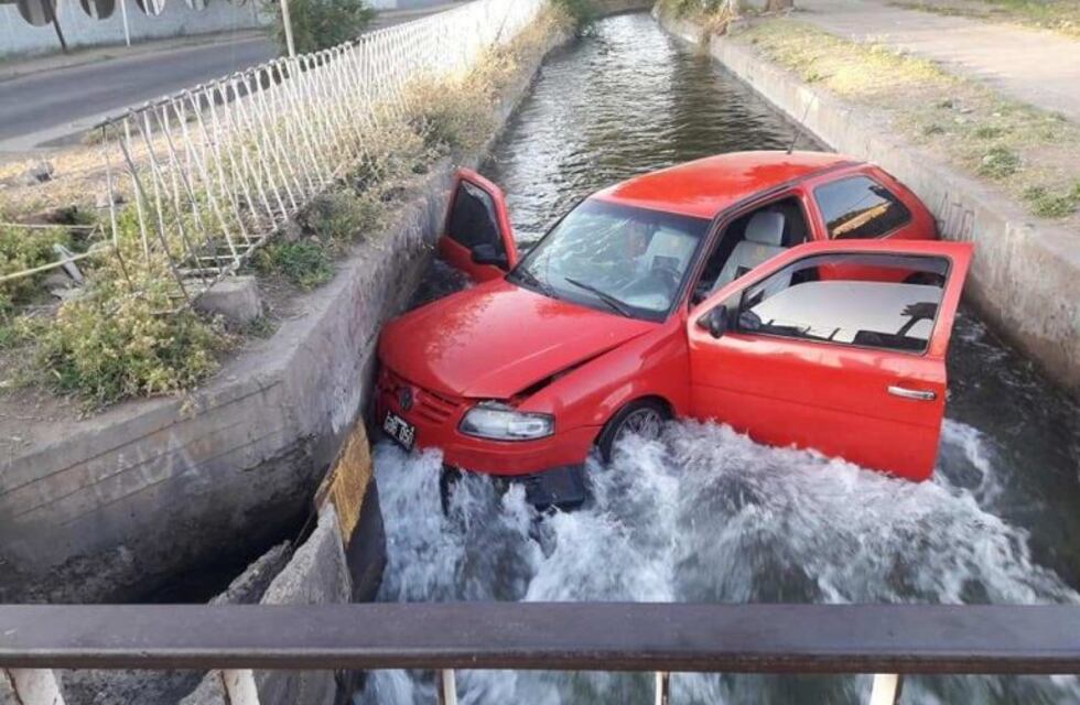 Cayó un auto al canal Pavez