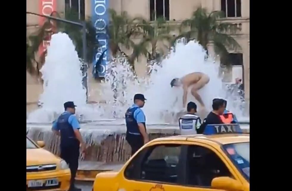 Se bañó desnudo en la fuente del Perdón del Patio Olmos