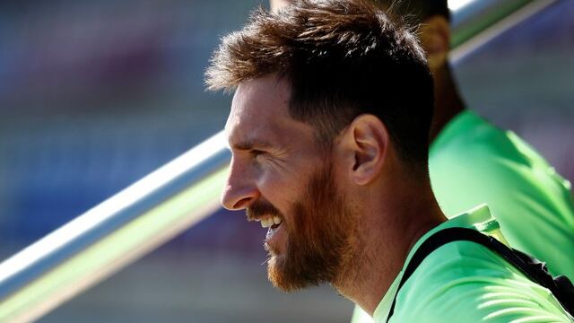 FC Barcelona's Lionel Messi smiles during a training session at the Sports Center FC Barcelona Joan Gamper in Sant Joan Despi, Spain, Saturday, May 20, 2017. (AP Photo/Manu Fernandez) espau00f1a lionel messi entrenamiento practica del equipo barcelona futbol futbolistas jugadores entrenando