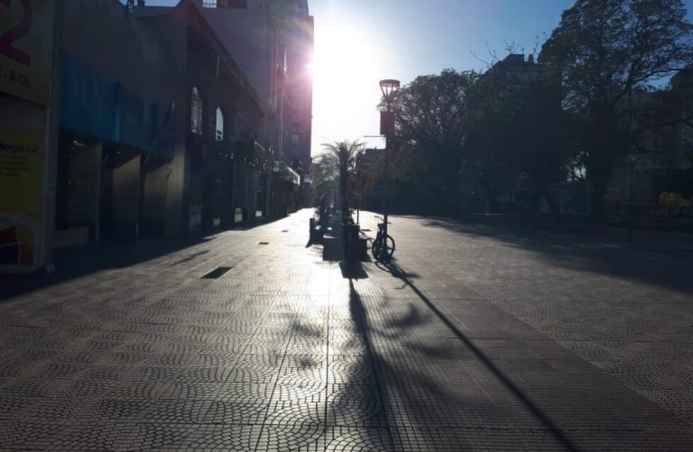 Sábado con cielo despejado y calor