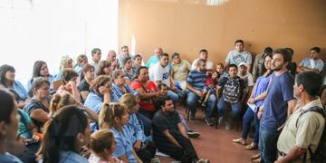 El ministro de Desarrollo Social Juan Carlos Santander recibió este jueves a los trabajadores recientemente despedidos de la firma textil Confecciones Riojanas\u002E