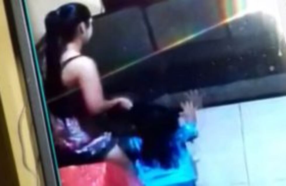 Detuvieron a la niñera que fue filmada agrediendo brutalmente a dos niñas