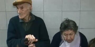 Los ancianos fueron abandonados por su hijo en un bar de 27 de Febrero y Corrientes\u002E (Archivo)