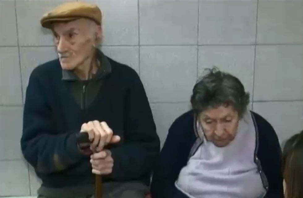 Drama para una pareja de ancianos: los desalojaron y el hijo los abandonó en un bar