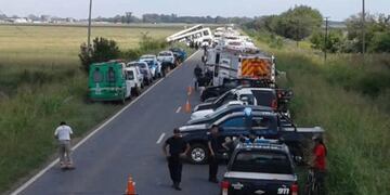 Ambulancias y patrulleros tras el accidente en la ruta 33