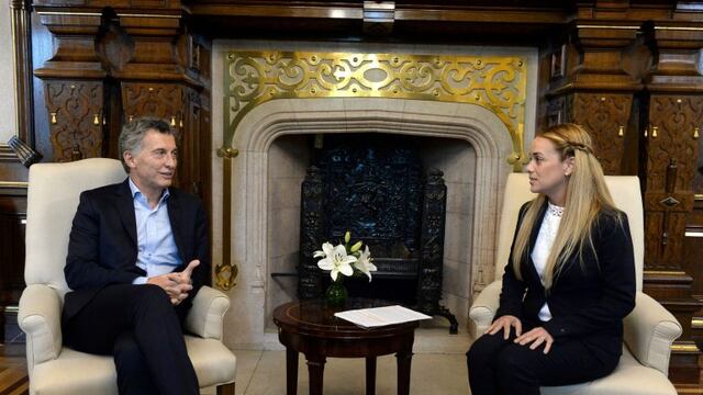 Argentine President Mauricio Macri met with Lilian Tintori, the wife of jailed Venezuelan opposition leader Leopoldo Lopez, in the Casa Rosada presidential palace in Buenos Aires, on March 30, 2017.  / AFP PHOTO / Eitan ABRAMOVICH