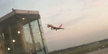 Un piloto puso en riesgo a los pasajeros con una extrema maniobra de aterrizaje\u002E