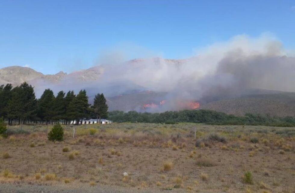 El Maitén: gran incendio por quema descontrolada