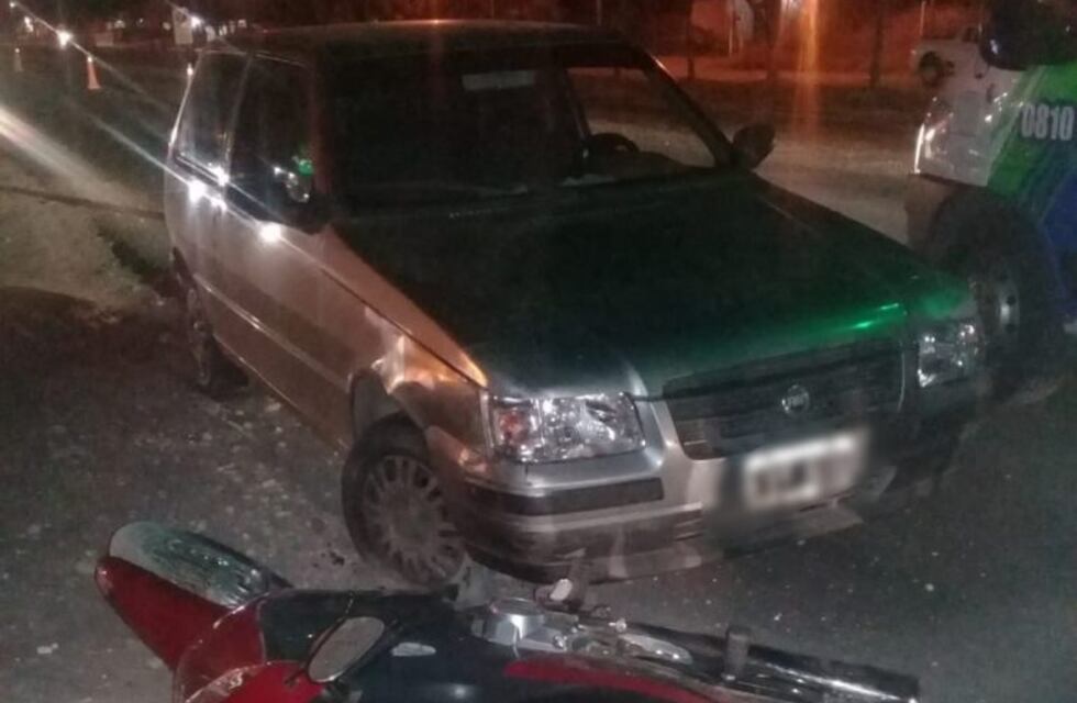 Por distraído: un vehículo chocó a dos motocicletas que minutos antes habían colisionado