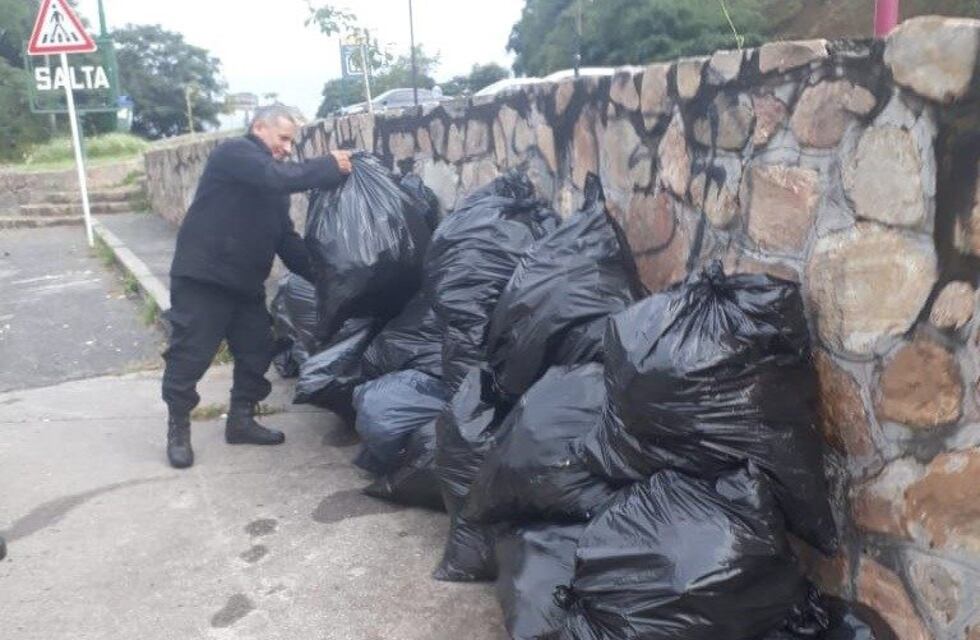 Sacaron 28 bolsas llenas de basura del cerro San Bernardo