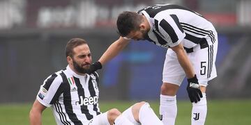 Juventus' forward Gonzalo Higuain from Argentina (L) reacts near Juventus' midfielder Miralem Pjanic of Bosnia-Herzegovina during the Italian Serie A football match between Torino and Juventus at Stadio Grande Torino in Turin on February 18, 2018\u002E / AFP PHOTO / MARCO BERTORELLO
