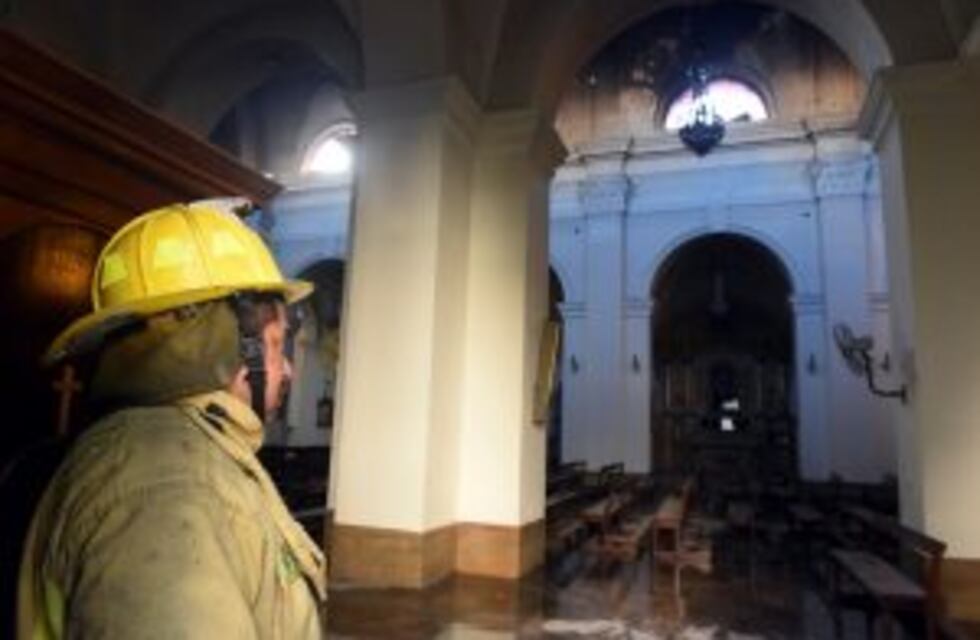 Ya se iniciaron los peritajes para saber si el incendio en la catedral de San Nicolás fue intencional