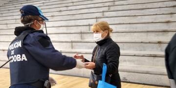 \u002EPersonal policial entregó bocaditos de cortesía a quienes aguardaban para colocarse la vacuna\u002E