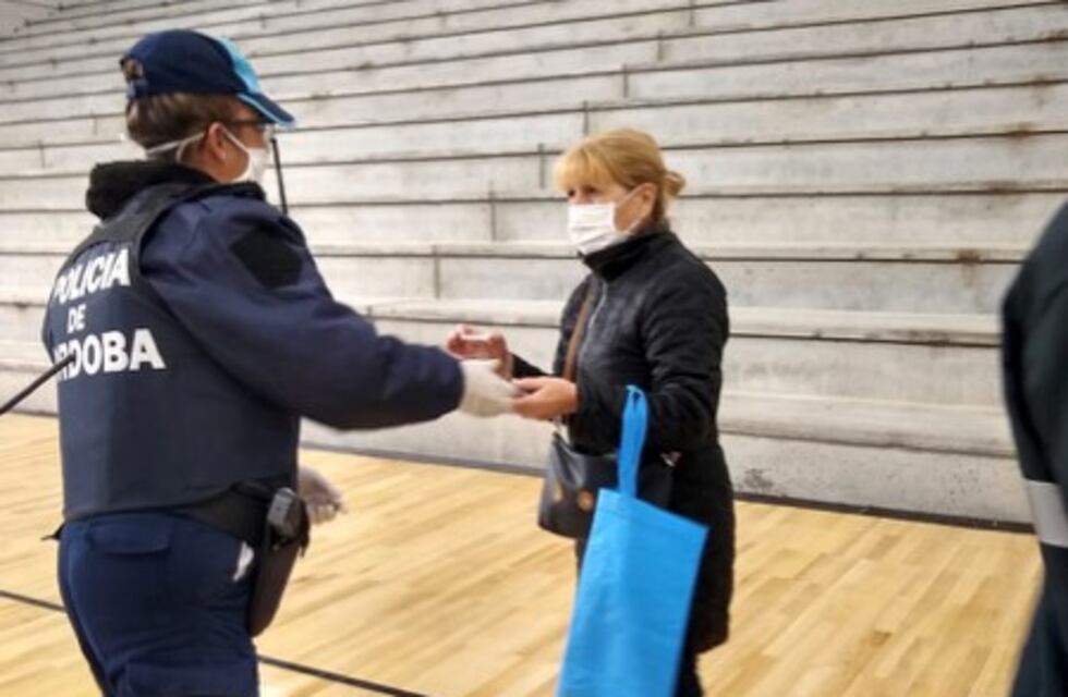 Carlos Paz: personal policial entregó bocaditos de cortesía a quienes aguardaban para vacunarse