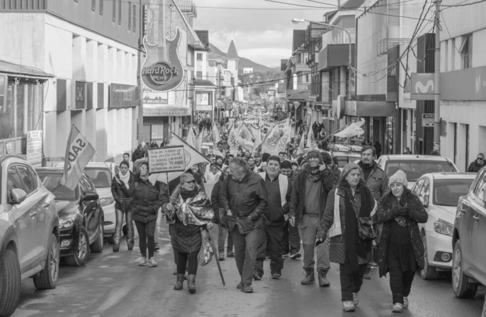 #30A: Ushuaia marchó contra las políticas de ajuste del Gobierno Nacional