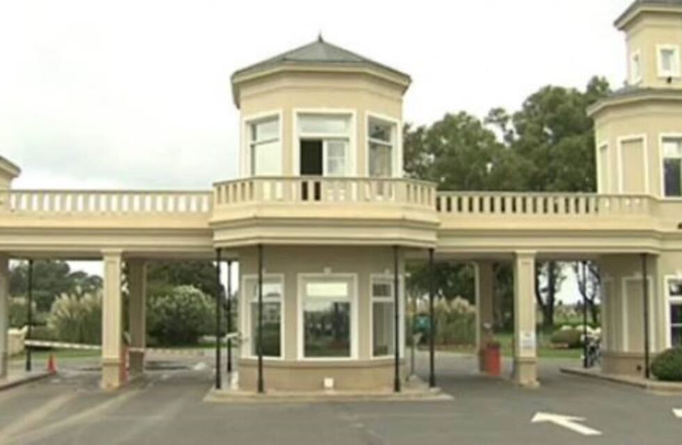 Asaltaron a un matrimonio en un country de Canning y desvalijaron cinco casas