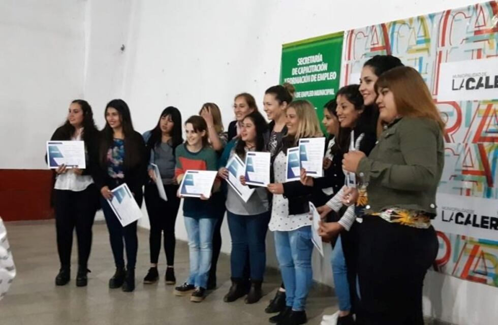 Entrega de certificados oficiales de los Talleres de Capacitación