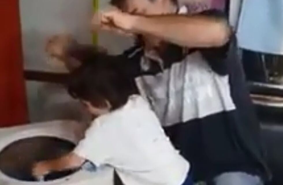 Peluquero empleó una curiosa estrategia con un lavarropas para que un nene se someta a la tijera