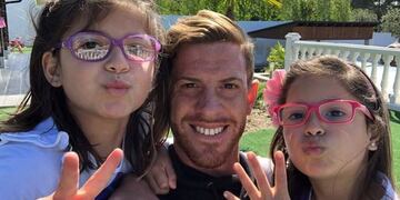 Ansaldi con sus hijas