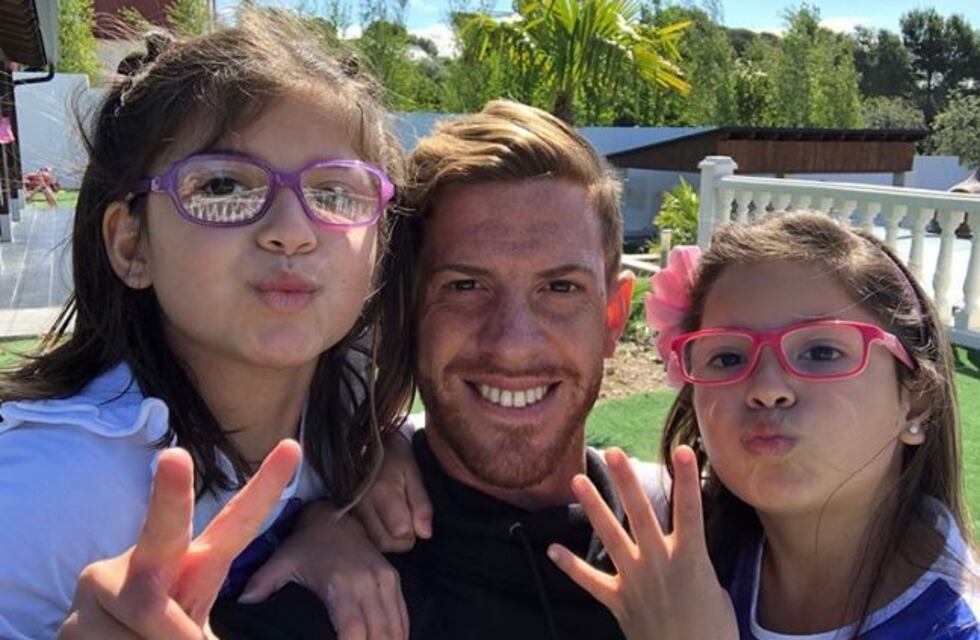 Ansaldi se mostró con sus hijas tras las polémicas fotos con su mujer