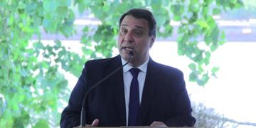 El periodista fue el encargado de repasar la lista en uno de los salones del Puerto\u002E (Prensa Omar Perotti)