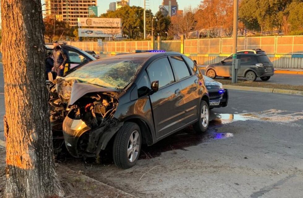 Un automovilista chocó contra un árbol frente a la cancha de Central y murió