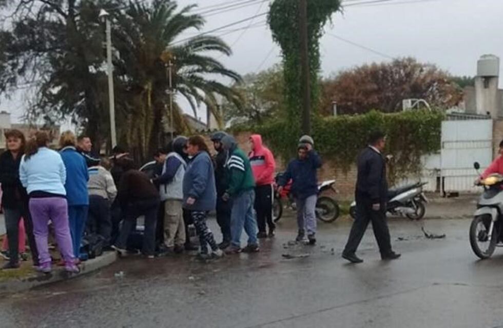 Dos jóvenes quedaron heridos luego de un choque entre un auto y una moto