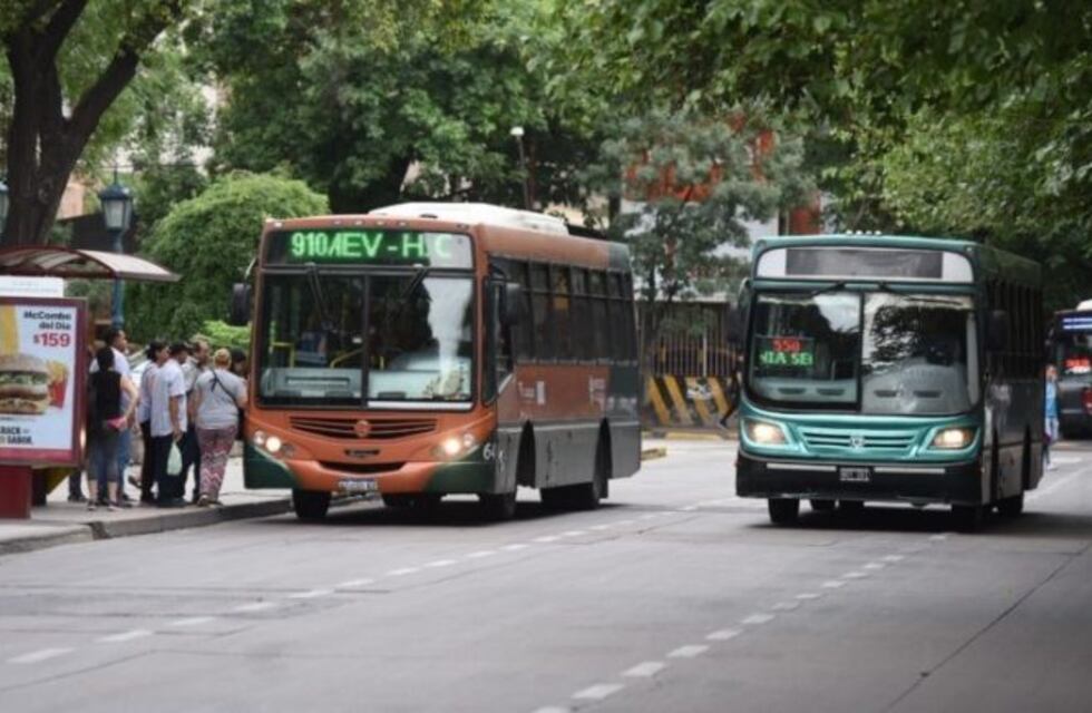 Demoras y desinformación en el debut de MendoTran