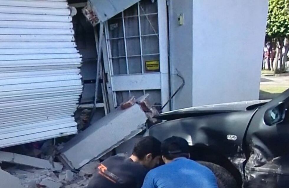 Un auto terminó dentro de una propiedad en la zona oeste