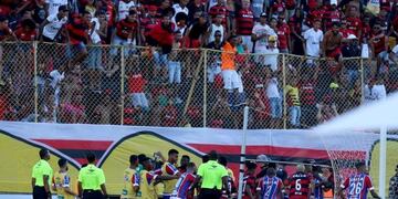 Jugadores de Vitoria y Bahía protagonizaron una auténtica batalla campal\u002E