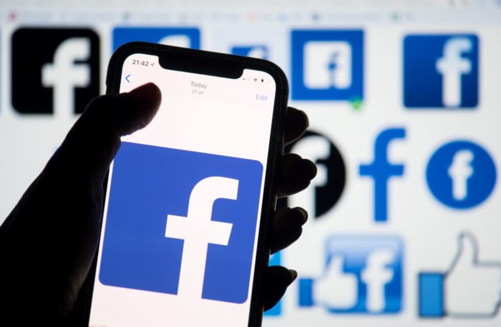 Facebook admitió que lee todas las conversaciones de sus usuarios