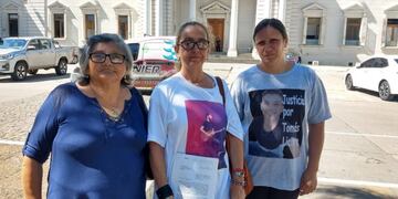 Madres de víctimas de dos resonantes crímenes van a la Legislatura para que no asuma Pullaro